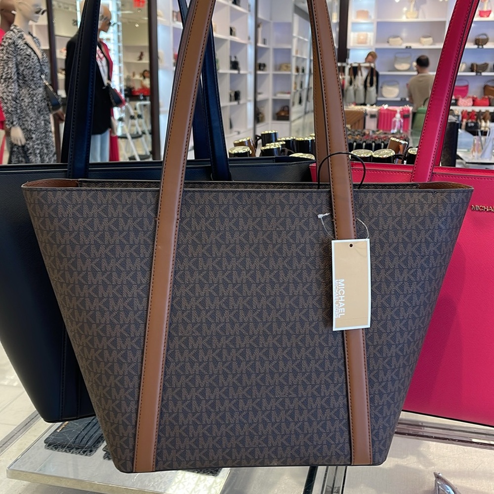 MICHAEL KORS
Pratt Large Signature Logo Tote Shoulder Bag
COLOR BROWN
NWT - Picture 8 of 16